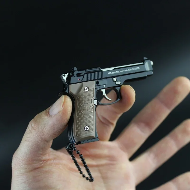 1:3 miniaturowy 92F pistolet zabawkowy Model broni demontaż stopu pistolet brelok metalowe rękodzieło wisiorek montaż pistolet dla dorosłych dzieci