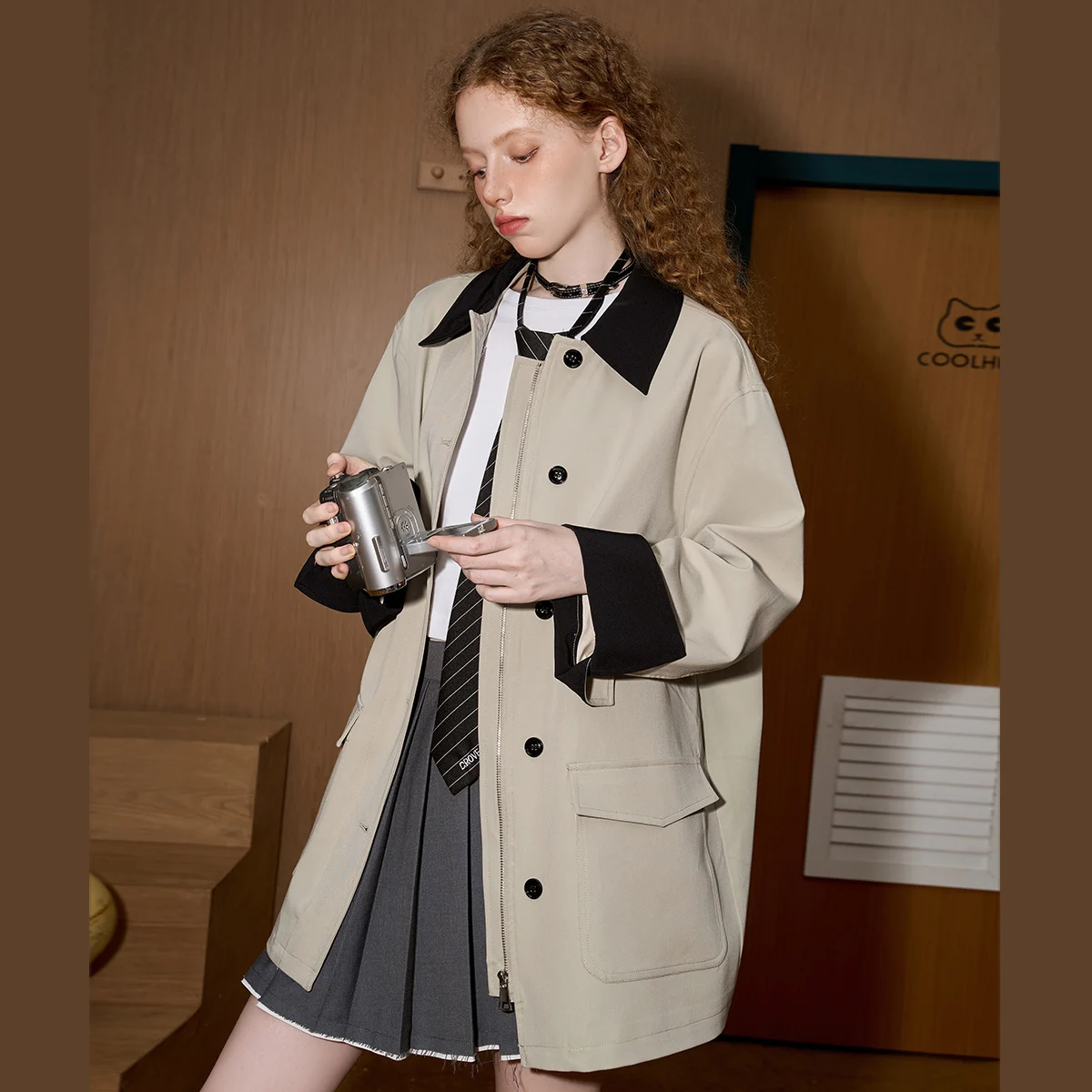 2025 الخريف المرأة معطف الحظيرة سترة اللون كتلة التلبيب خندق فائدة جيب سترة خمر منتصف طول نمط ملابس العمل غير رسمية #1