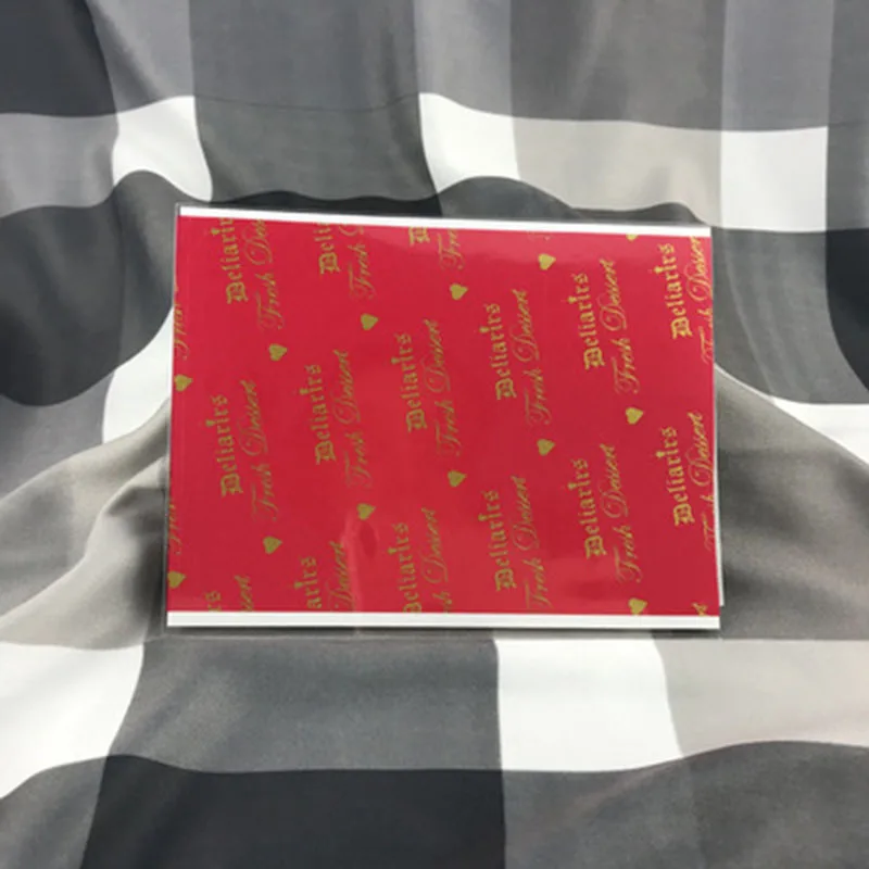 AQ Postre de azúcar de caramelo rojo diario ​ Paquete de papel estilo simple forrado con texto de corazón dorado sección cultural papel de regalo de turrón rojo