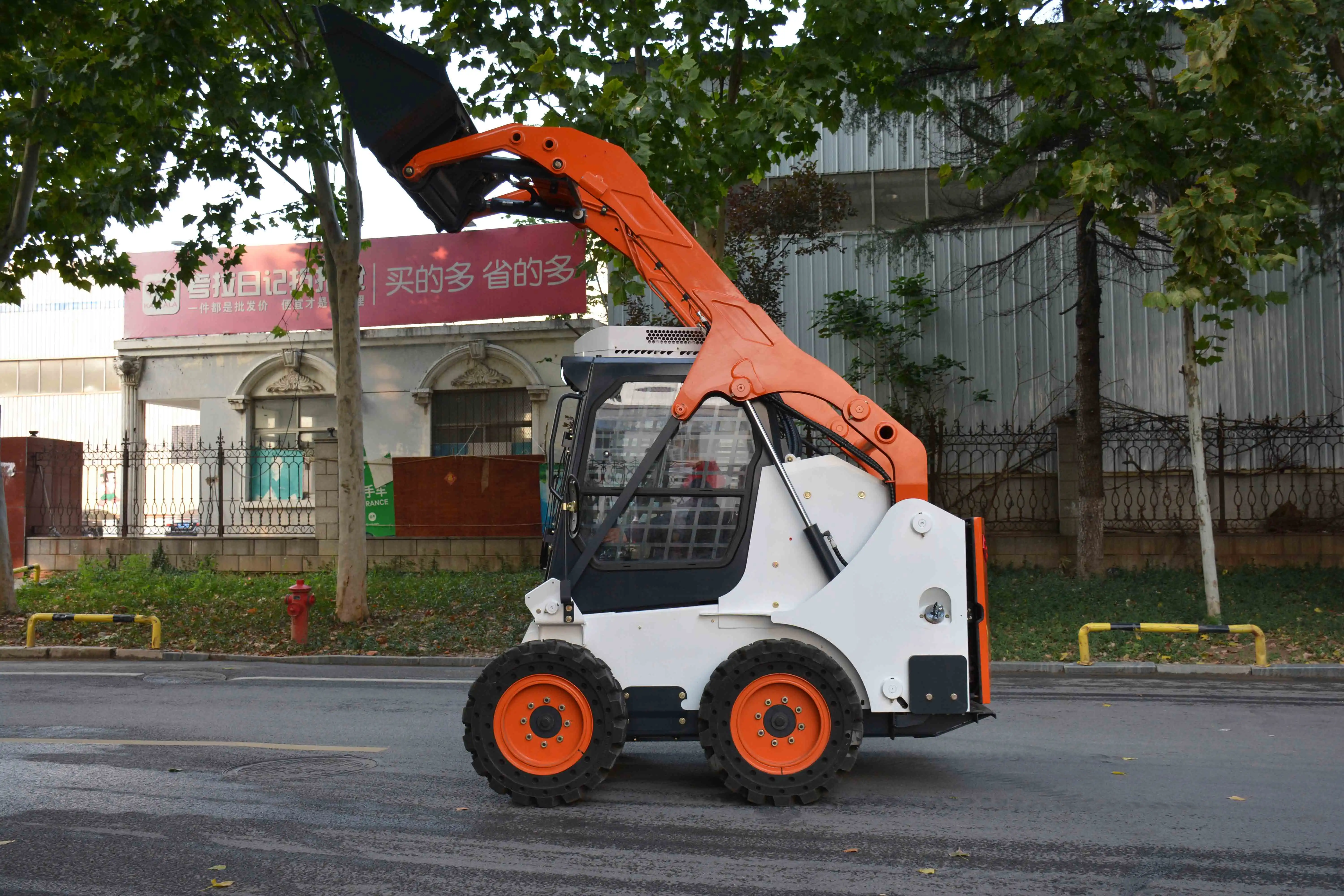 AST 맞춤형 스키드 스티어 로더 휠 로더, 캐빈 포함, 가족 농장 과수원 작업 및 건설 작업용