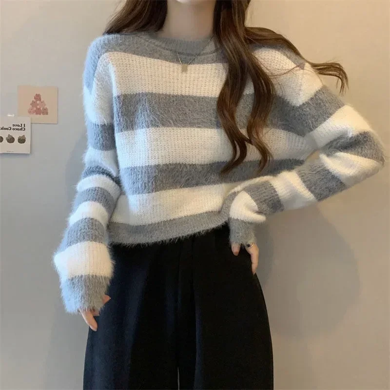 

Женский короткий полосатый трикотаж, свитер, дизайн Sensation, ретро, имитация лисьего меха, осень-зима, Новое поступление, топ с круглым вырезом