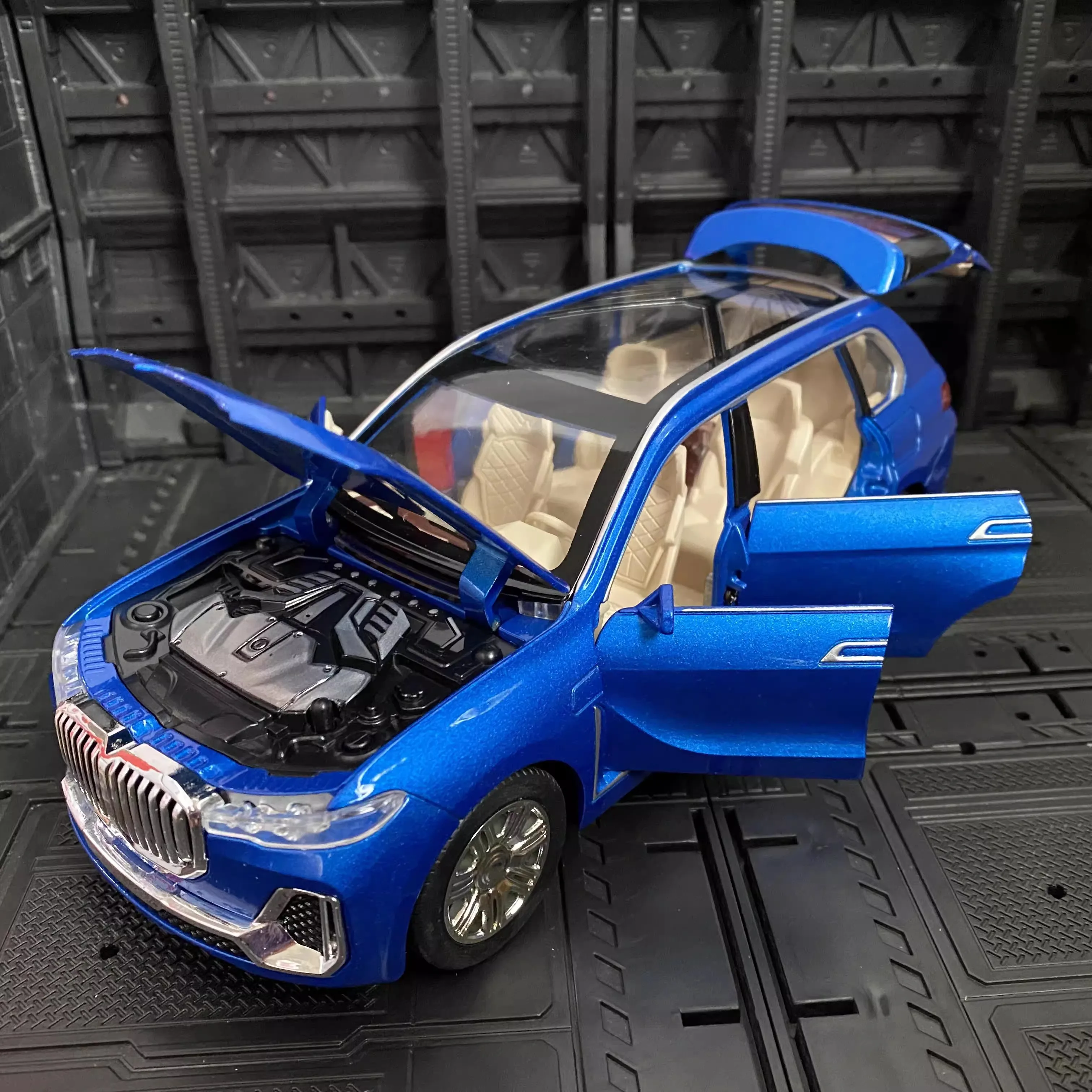 

1:24 X7 SUV Alloy Model Car Toy Diecasts Metal Casting Sound and Light Car Toys For Children Vehicle