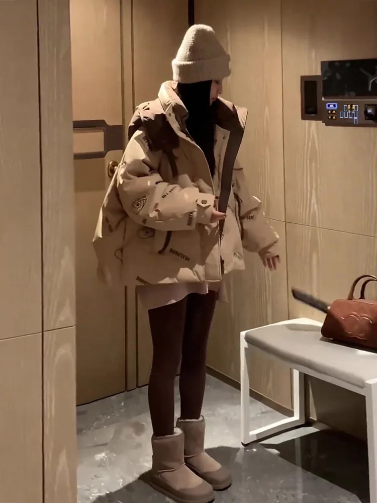 Giacca Imbottita con Cappuccio da Donna, Nuova Collezione Invernale, Stampa Lettering alla Moda, Colori a Contrasto, Bianco