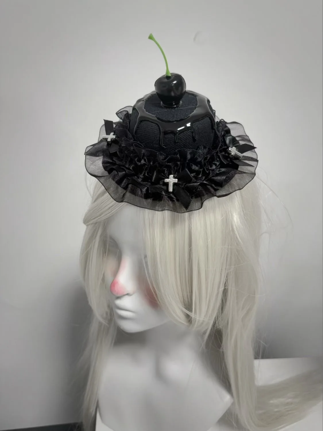 

Заколки для волос с черной лентой и бантом вишни, маленькая шляпа с заколками для девочек, кружевная повязка на голову в стиле Лолиты с рюшами, милый головной убор для косплея аниме-горничной