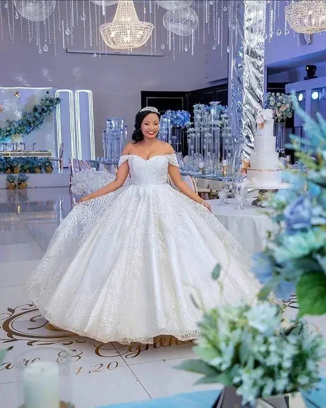 Abito da sposa abito da ballo gonfio in pizzo con spalle scoperte personalizzato Robe De Mariée elegante abito da sposa africano con scollo a cuore