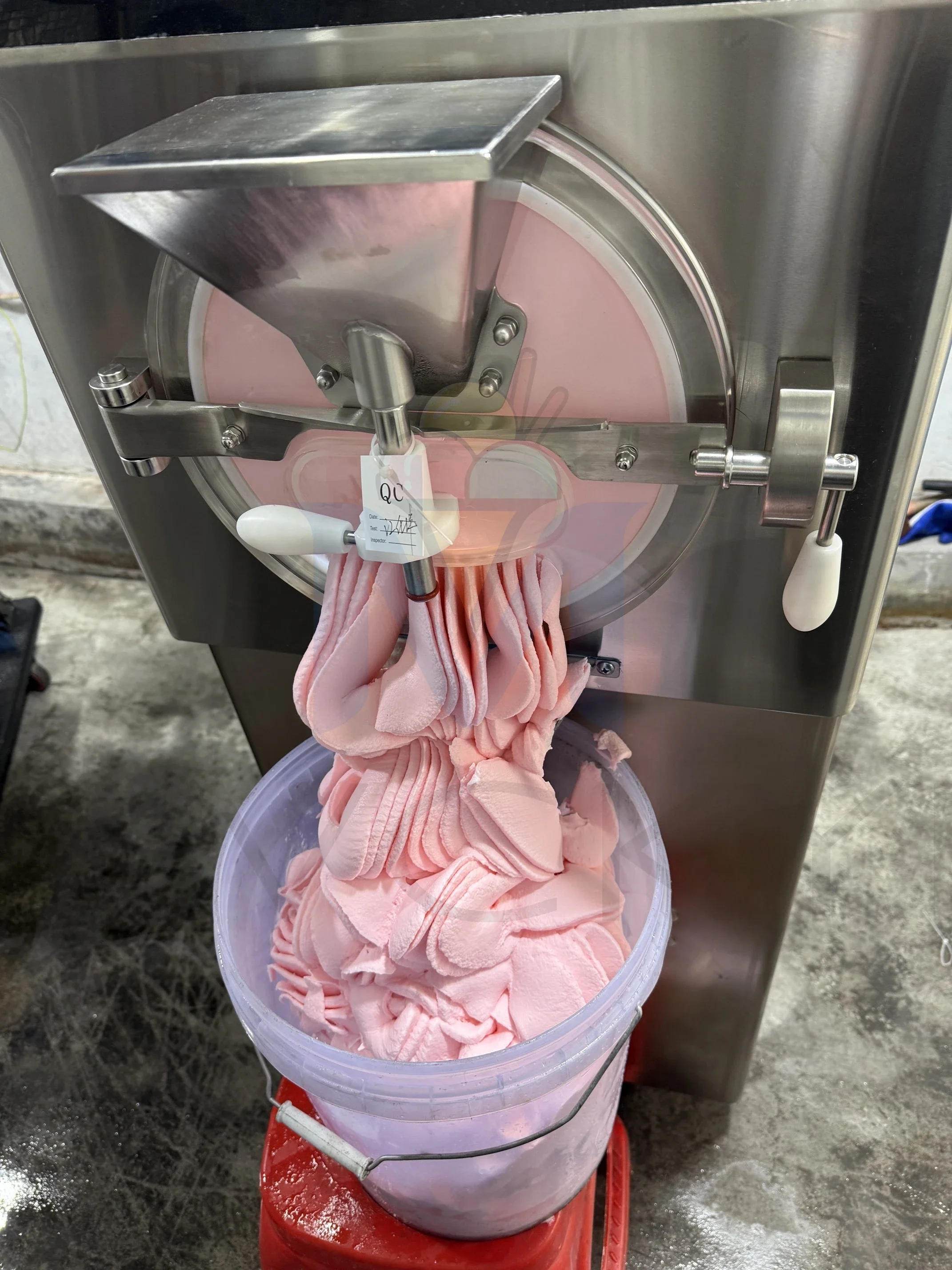 Máquina de helado duro de 32 ~ 48L/H, máquina comercial profesional de helado con tubería de agua