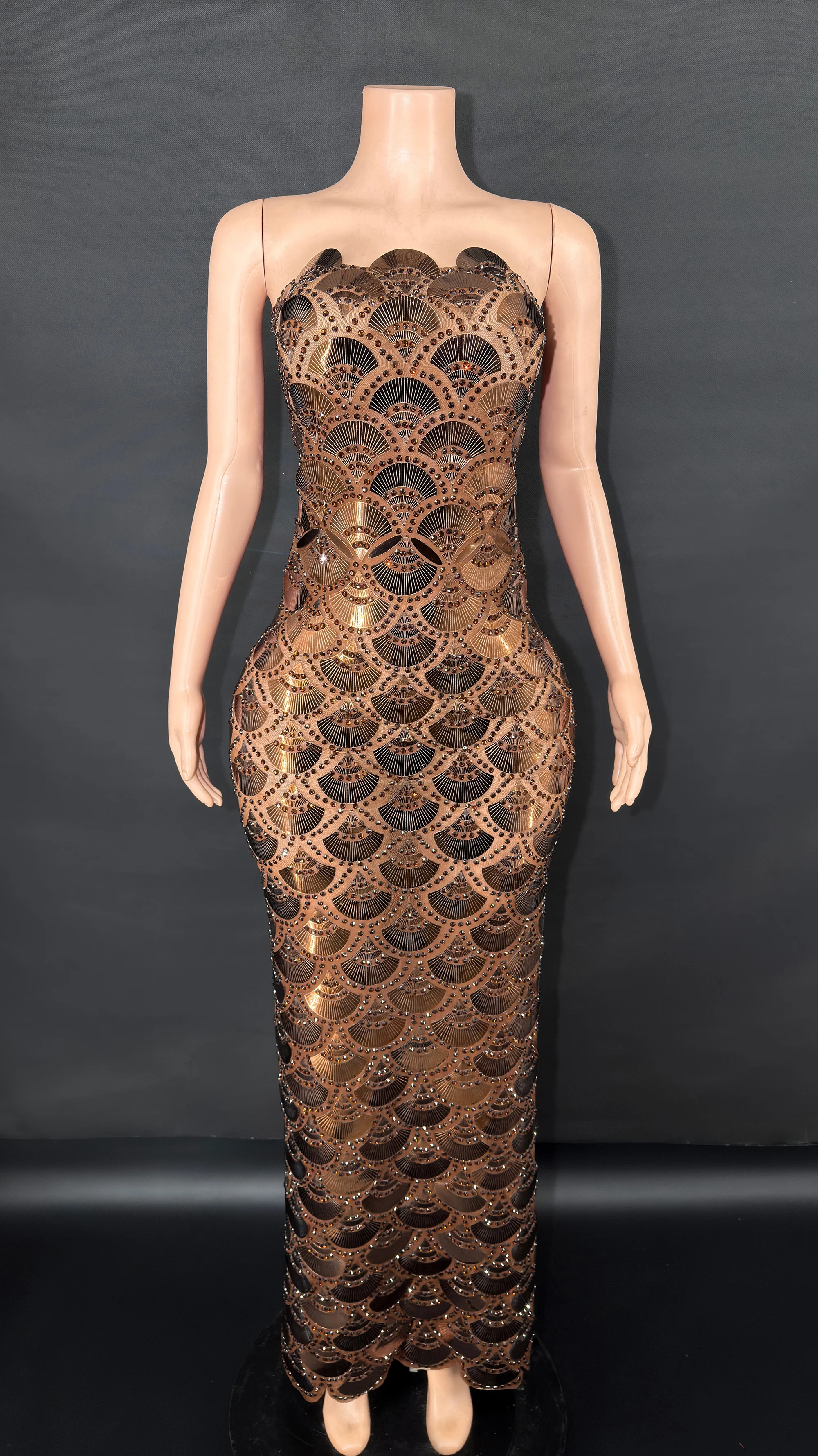 ZD High-End Bronze Trägerloses Strass-Maxikleid – Luxuriöses Slim-Fit-Abendkleid mit funkelndem Art-Deco-Fächermuster, I