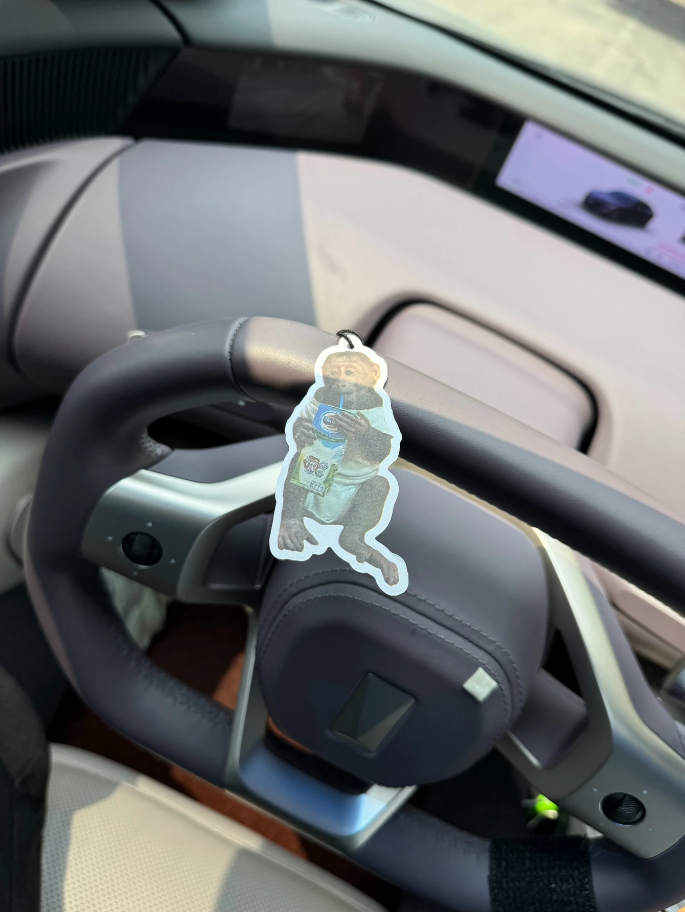 عطر القرد برلين جيرل (سلسلة العطور الفاخرة) عطر سيارة للجنسين ومعطر جو غير سام |     الزيوت العطرية الطبيعية وأقراص العطرية العطرية (نورولي/الجريب فروت/الأرز) |     نوع التعليق ويمكن استخدامه كمشبك تنفيس |     عطر يدوم طويلاً لمدة 60-90 يومًا |     إزالة الروائح الكريهة وتنقية الهواء |     مناسبة للاستخدام في السيارات والمنازل وخزائن الملابس والحمامات. |     تصميم الرسوم المتحركة الكرتونية |     نفس العطر مثل منتجات العداد |