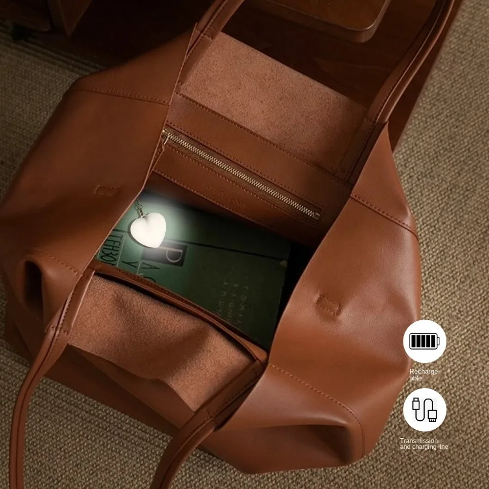 سلسلة مفاتيح على شكل حب حساس للمس، قابلة لإعادة الشحن مع حقيبة ظهر على شكل سلسلة مفاتيح، ضوء كشاف صغير خفيف الوزن على شكل قلب