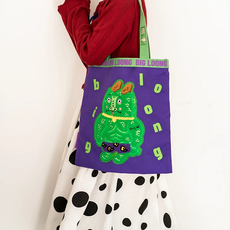 

Оригинальный дизайн, большая холщовая сумка с вышивкой дракона от RUOYUSTUDIO East Wind поставляется с мощной сумкой-тоут Dragon