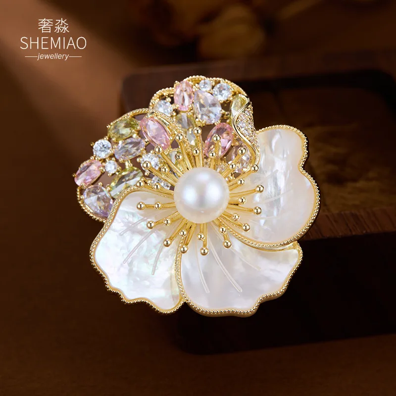 Chinese Style Lucky Auspicious Camellia Brooch Freshwater Pearl Core Hollow Mop Petals Shiny Zircon Elegant Women Suit Banquet