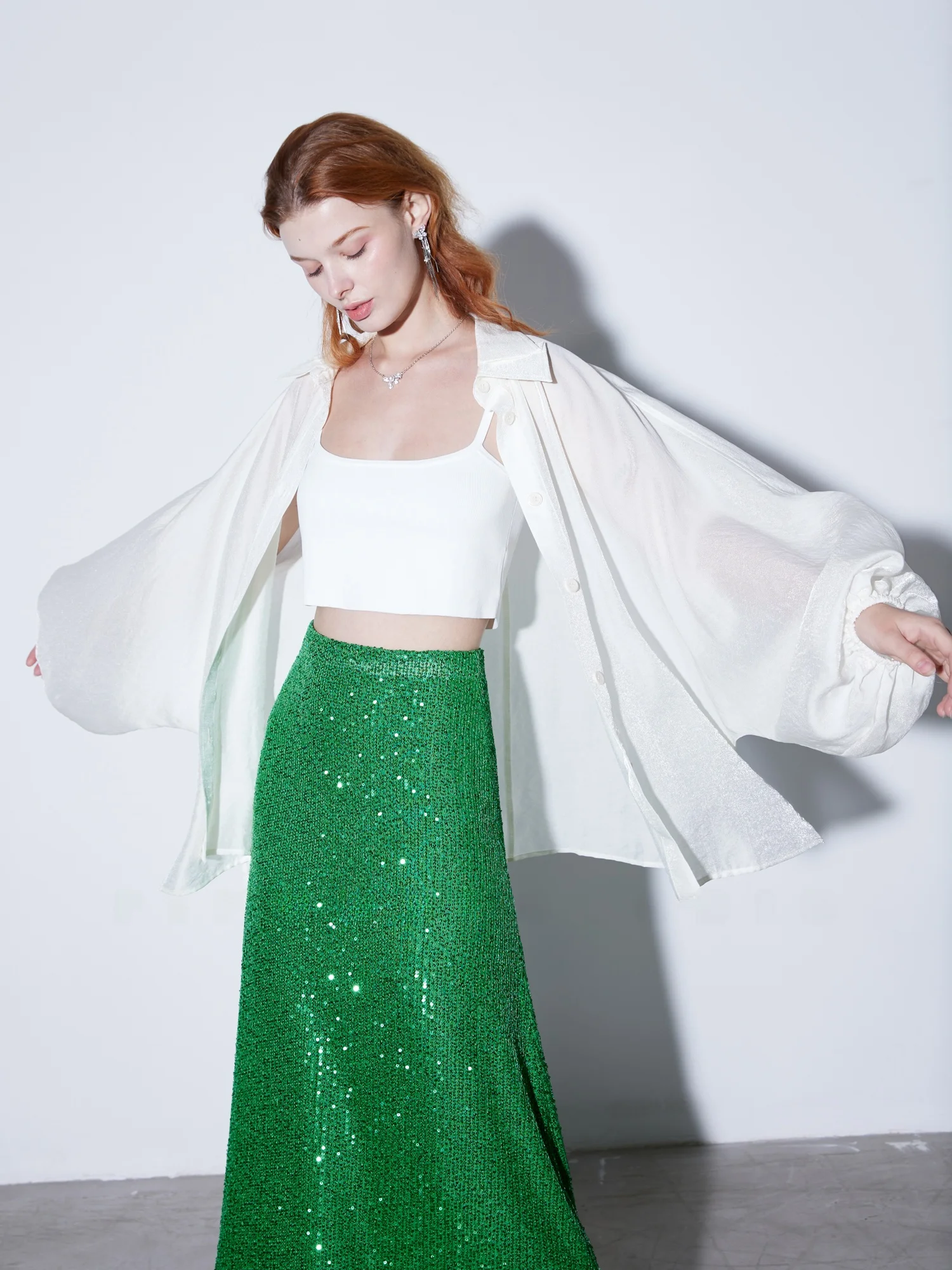 

Женская модная блузка Finocci из шелковистого полупрозрачного суперматериала с рукавами-фонариками, свободного кроя, в непринужденном стиле, для ранней осени