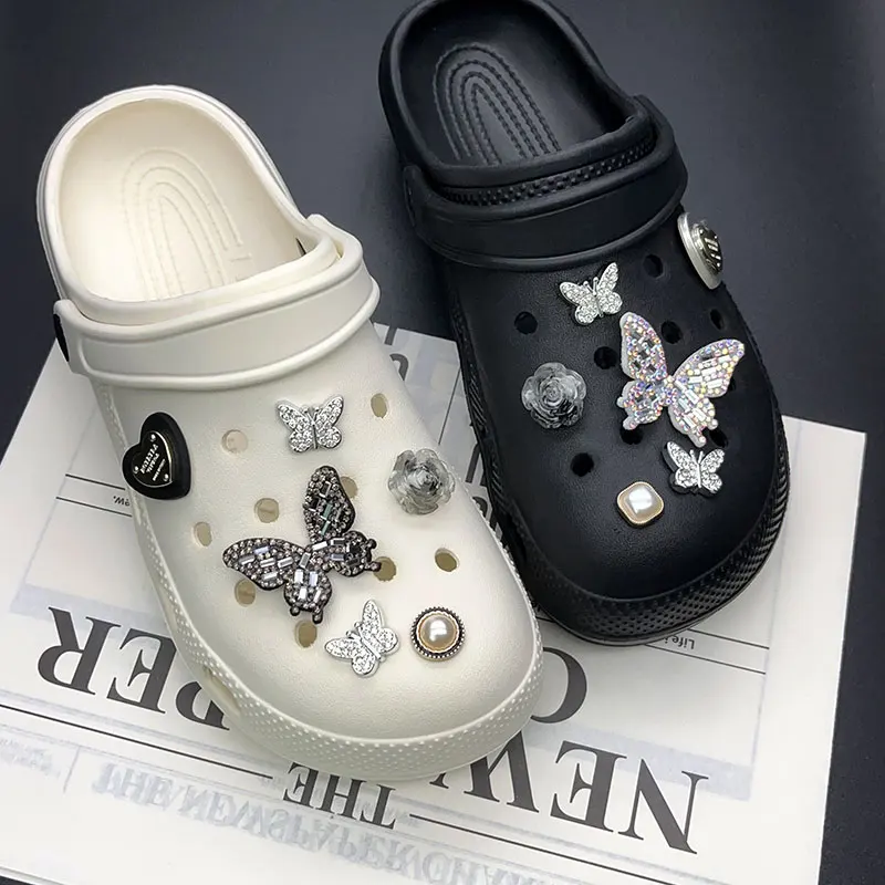 تألق فراشة زهرة اللؤلؤ الأحذية سحر ل كروكس أسود أبيض مجموعة قباقيب دبابيس النعال اكسسوارات حديقة الصنادل فتاة هدية