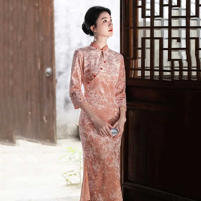 

Розовый китайский стиль, длинный модифицированный осенний Cheongsam с длинными рукавами, новинка 2025, женское облегающее платье в стиле ретро, осень-зима Qipao