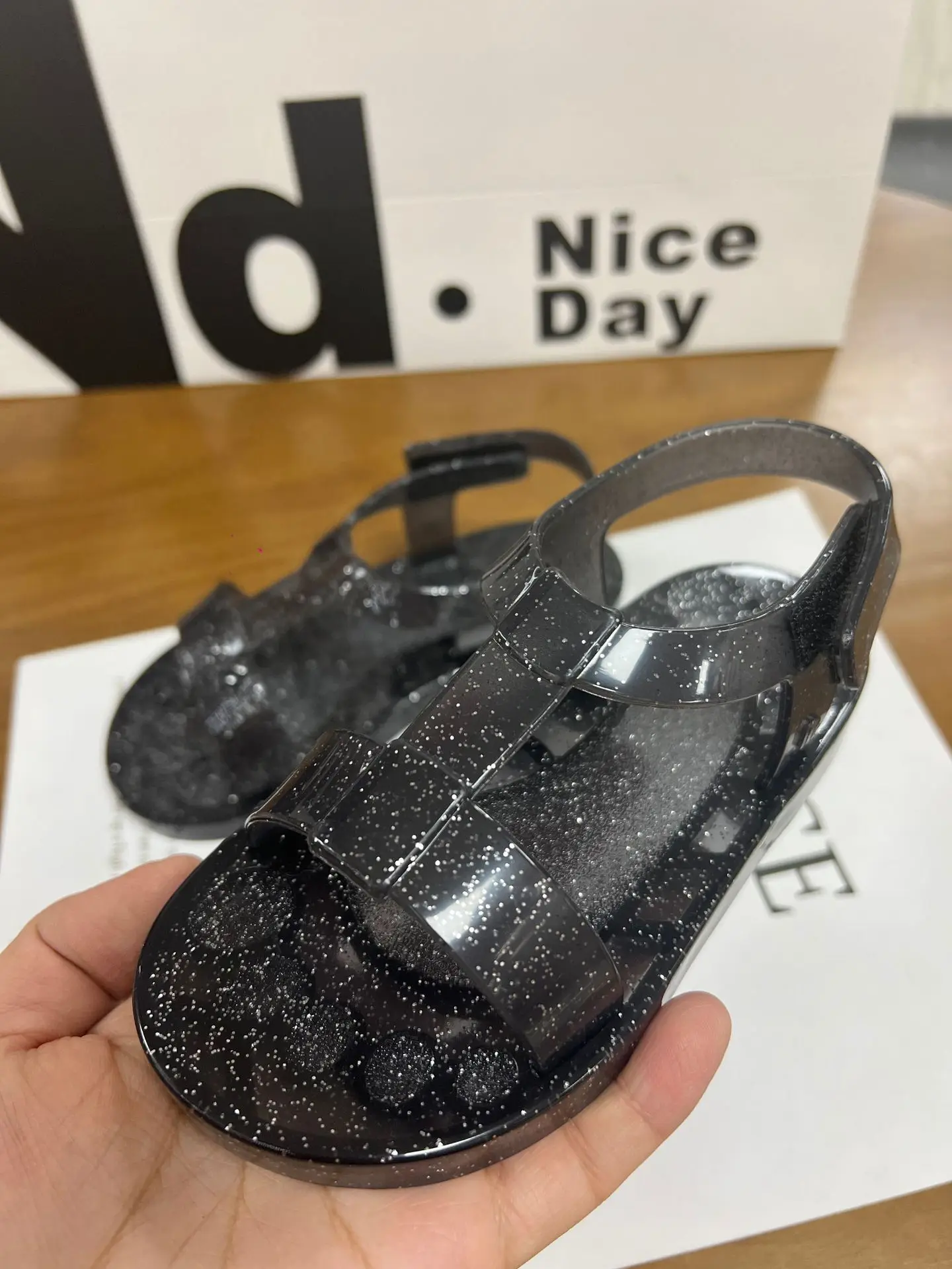 Neue Sommer-Kindersandalen mit weichem Boden und Klettverschluss, Gelee-Schuhe für Herren und Damen, coole Strandschuhe