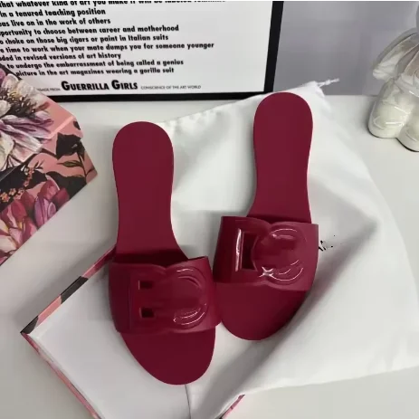 2025 Nueva ropa de abrigo informal de verano para mujer, zapatos de gelatina de arrastre frescos de una línea, zapatillas de playa, zapatillas planas