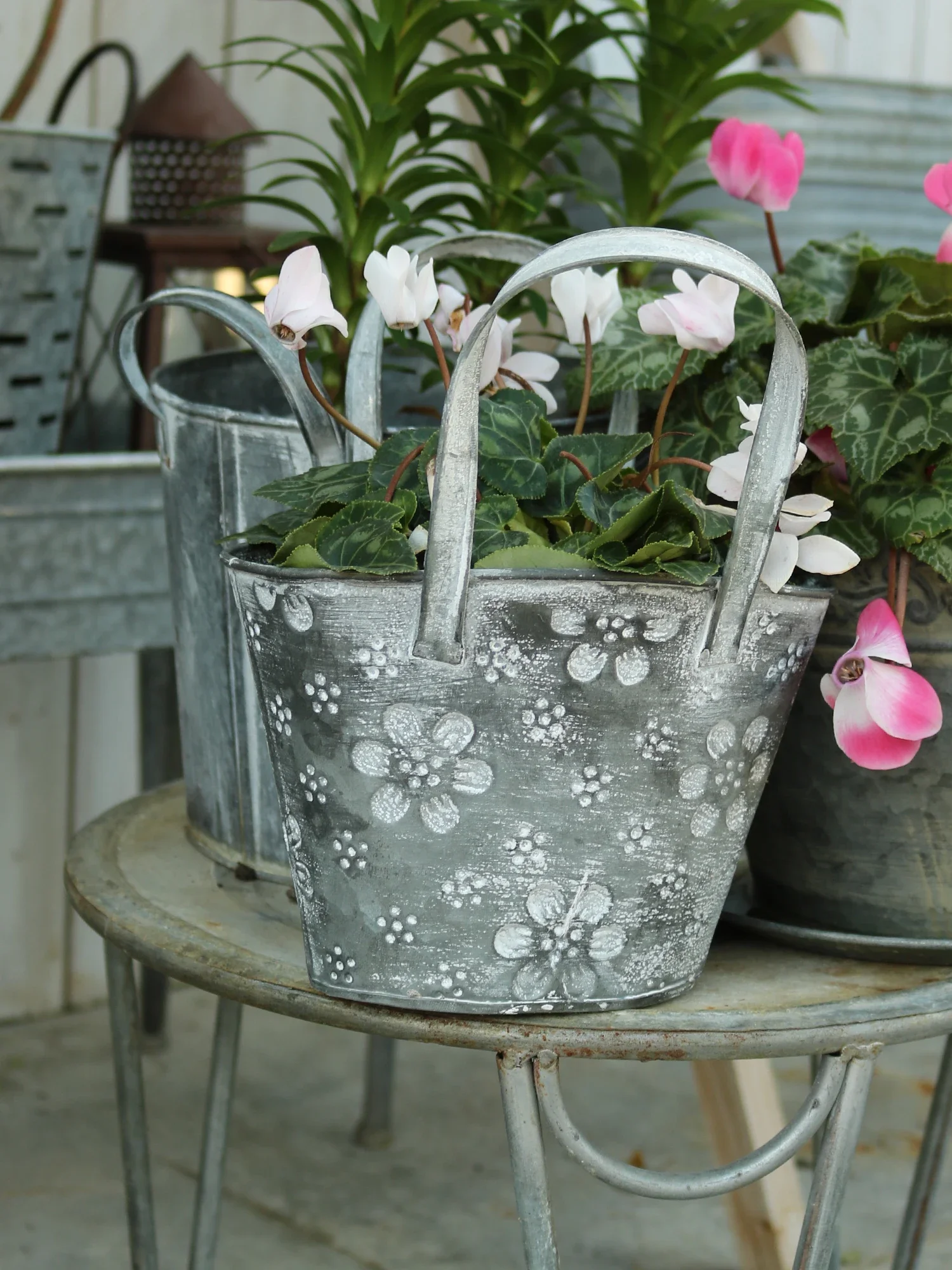 Metal Iron Handle Flower Bucket Home Furnishings Courtyard Garden Plant Decorate Coffee Shop Photograph Background Decorate