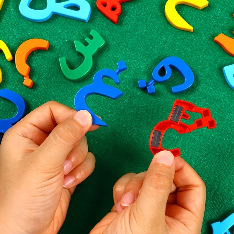 

Магниты с арабским алфавитом, разноцветная картонная упаковка, помогают в распознавании и изучении арабских букв.