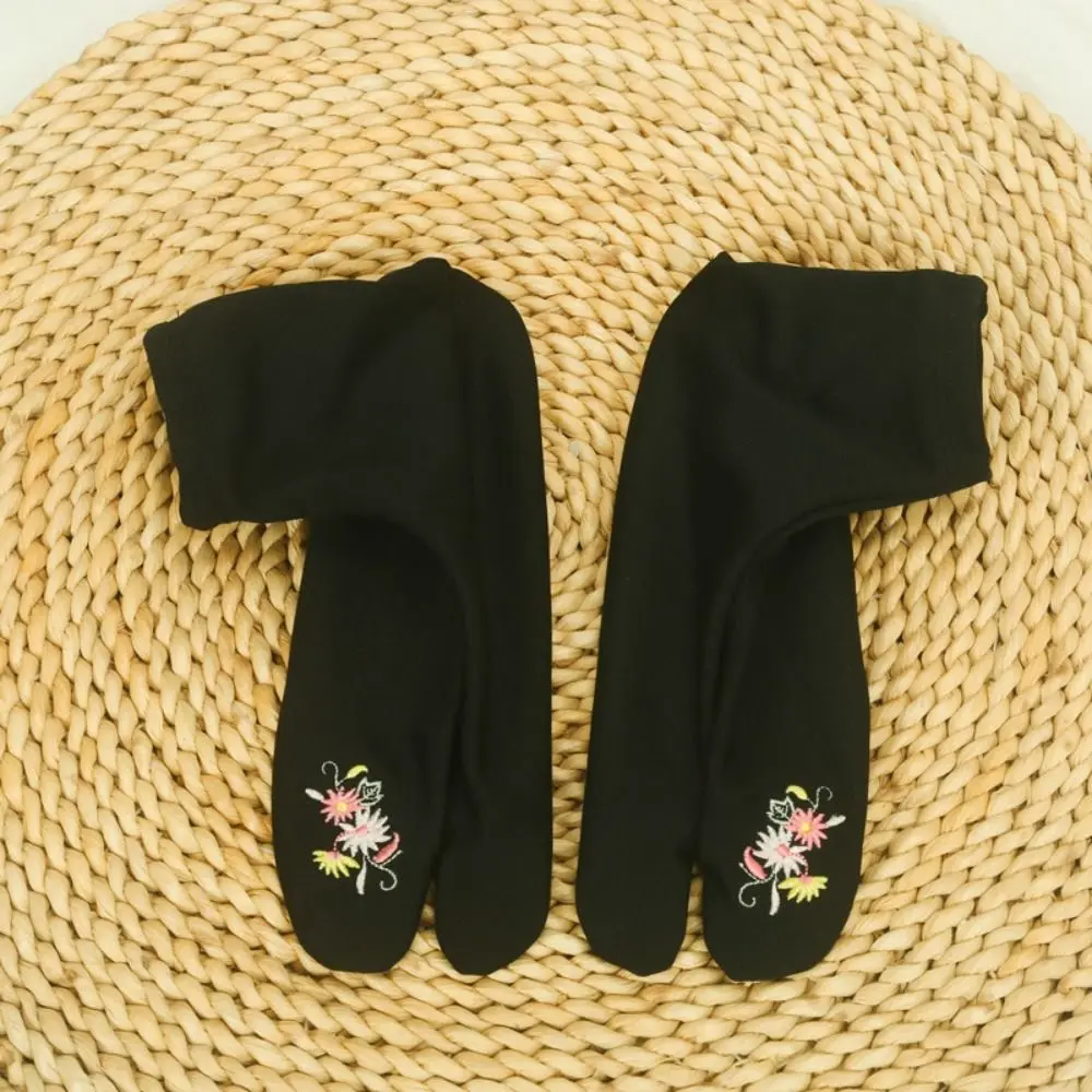 

Модные носки с двумя пальцами и цветочной вышивкой, носки до середины икры в японском стиле, женские чулочно-носочные изделия, носки с разделителем пальцев, шлепанцы