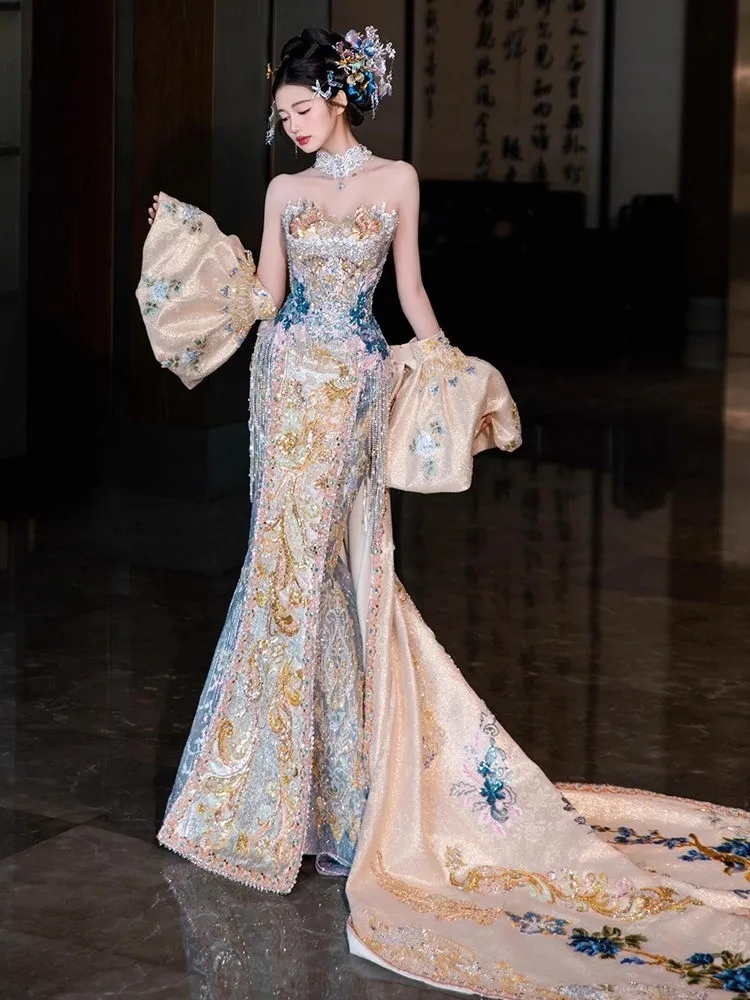 

The new blue wedding dress for brides is a traditional Chinese with fishtail toasting style and dragon phoenix