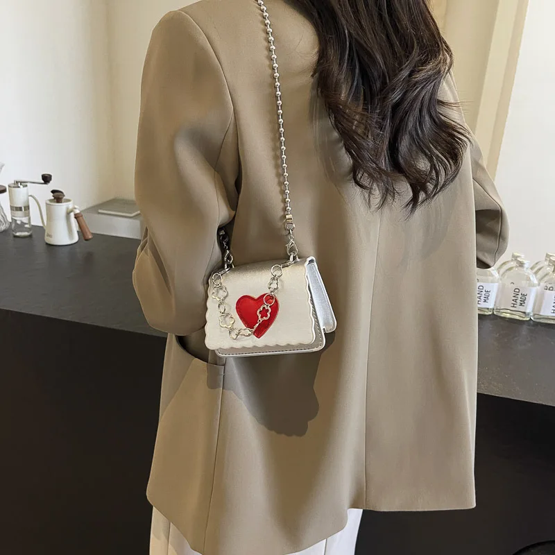 Elegant Black Shoulder Bag 2025 New for Women, Luxury Heart Design Crossbody Purse, Fashionable Mini Bag for All Occasions