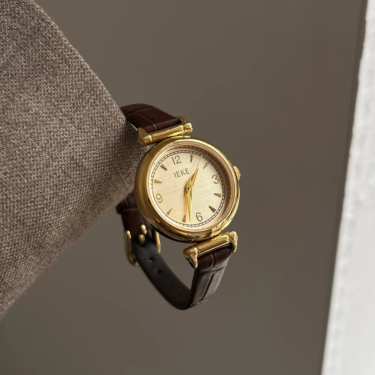Women Watch Light Luxury Brand High End Watches Retro Round Small Dial Leather Strap Waterproof Ladies Fashion Quartz Watches