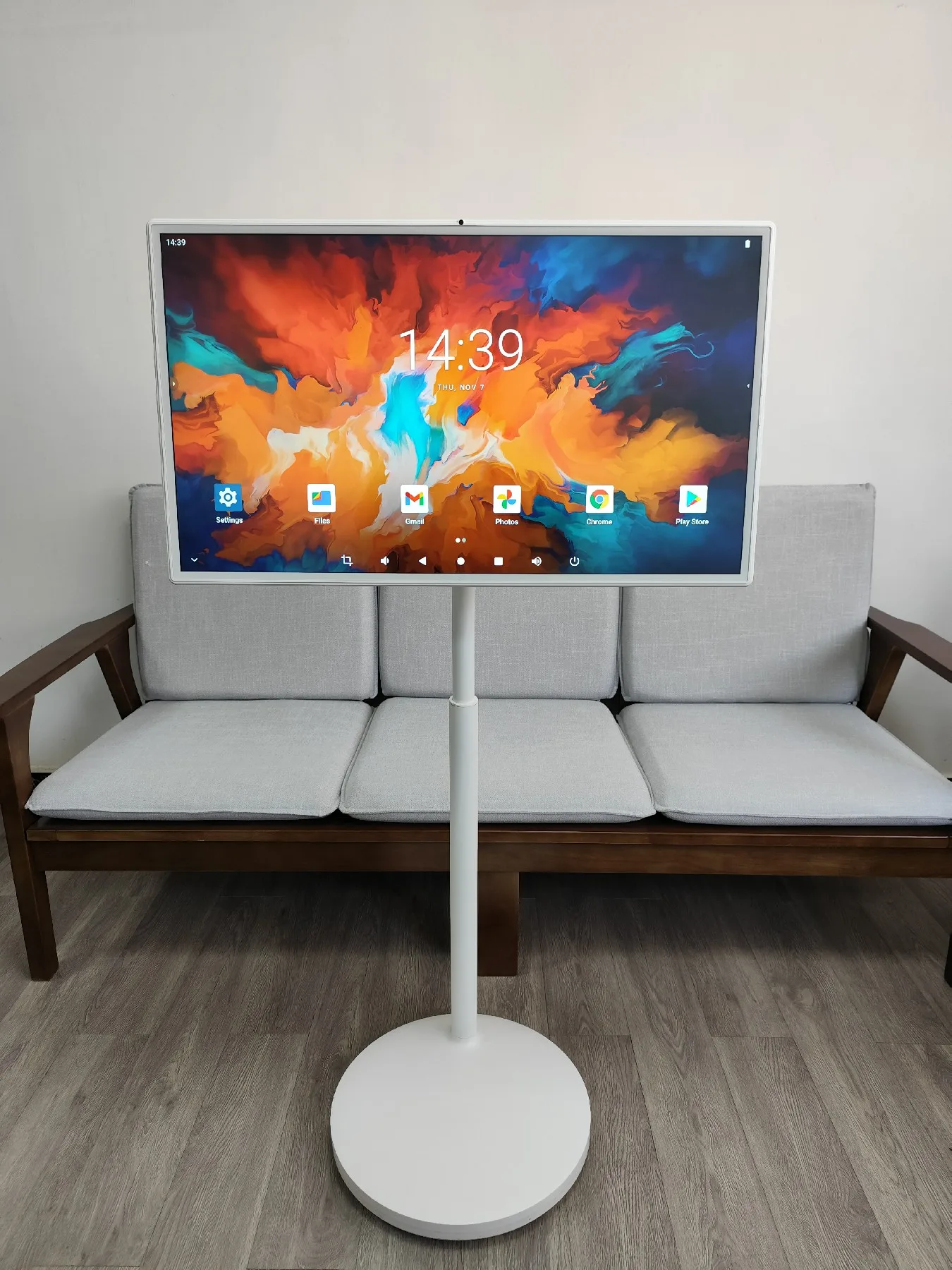 32 Inch Smart Portable TV Wholesale 4K UHD Interactive Android 15 Wireless Display with 7H Battery Powered Build in Camera