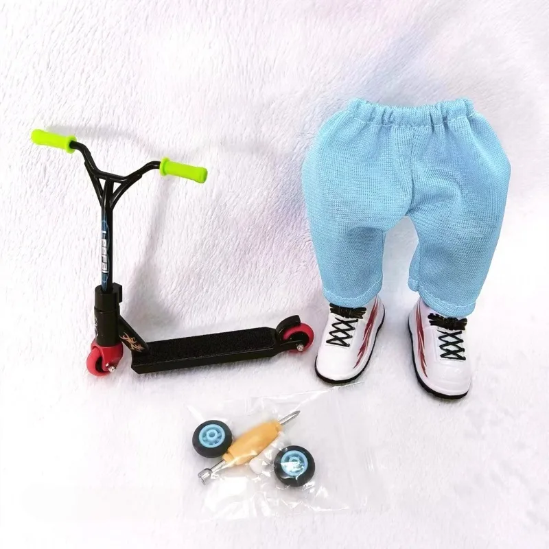 Mini Finger Scooter Toy Model Finger Scooter Skateboard Kit giocattolo interattivo per bambini accessori per casa delle bambole Mini Skateboard