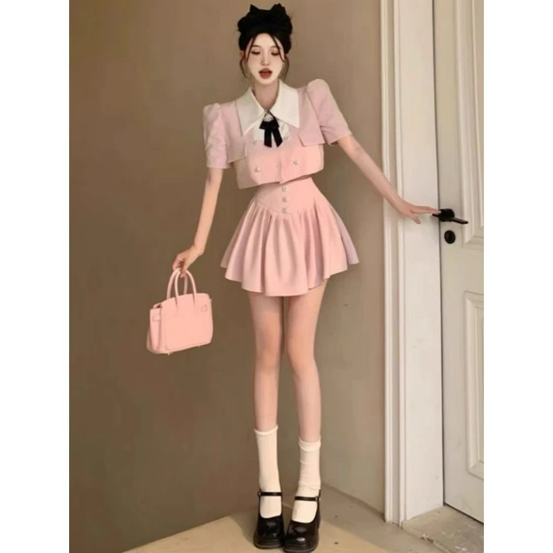 Ein neues Sommerset für Damen mit einem hochwertigen, modischen und stilvollen Oberteil und Rock mit Puppenhals