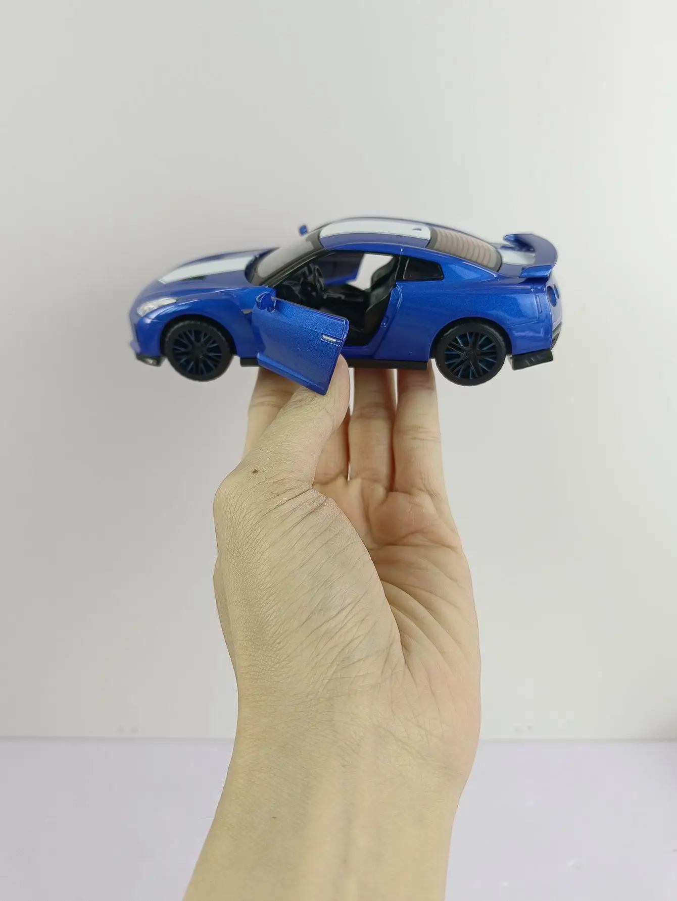 1:32 Nissan GTR R35 50th coche en miniatura de aleación de juguete fundido a presión Metal sonido y coche ligero juguetes para niños vehículo