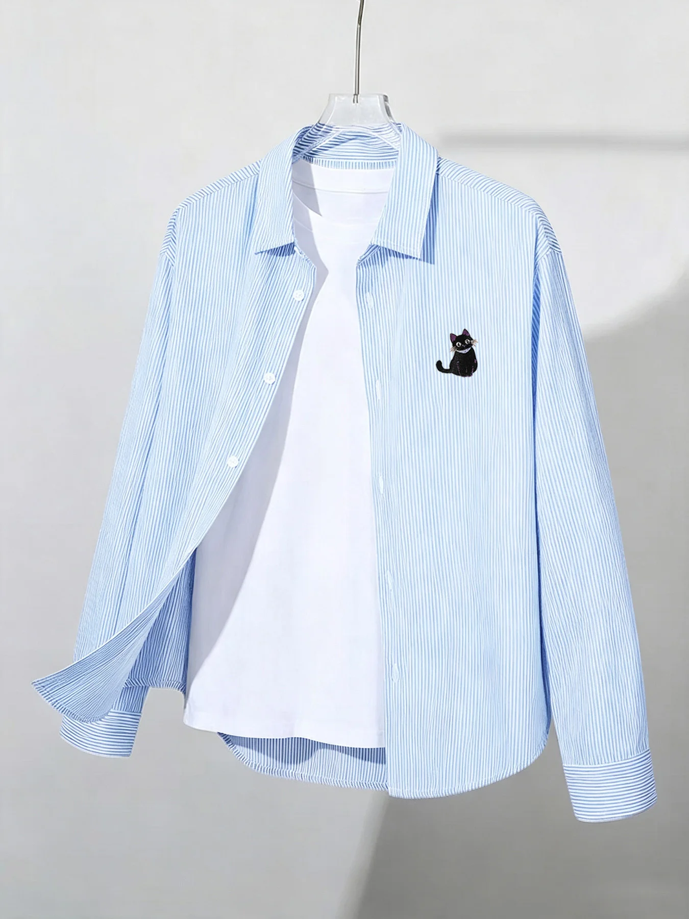 Simple, Stylish, and Trendy Men's Casual Long-Sleeve Shirt Featuring a Playful Cartoon Kitten Print, Suitable for Everyday Wear