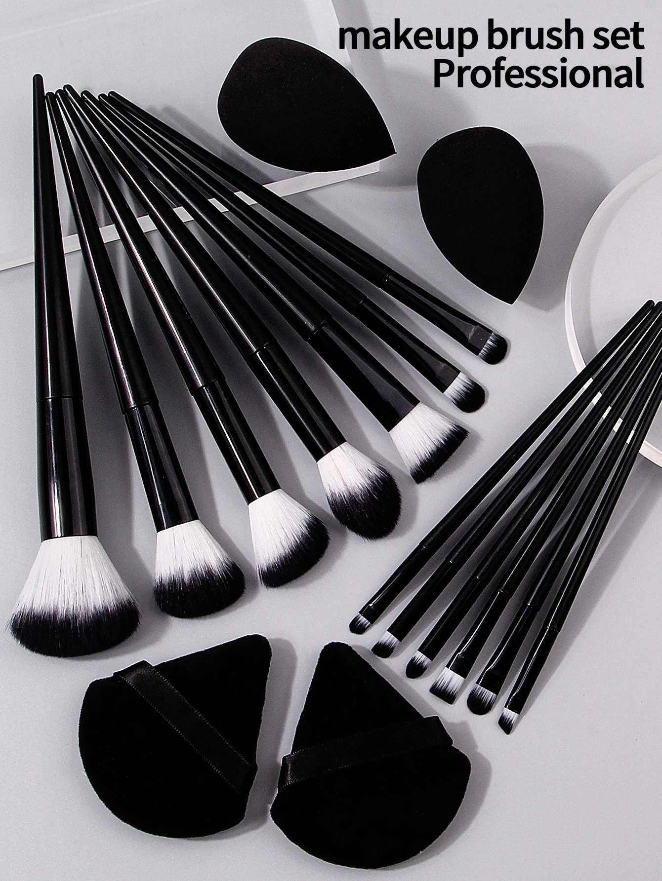 19 STKS Professionele setcombinatie: 13 multifunctionele make-upborstelset + 6 zachte en niet-plakkerige spons-eieren/poederwolken