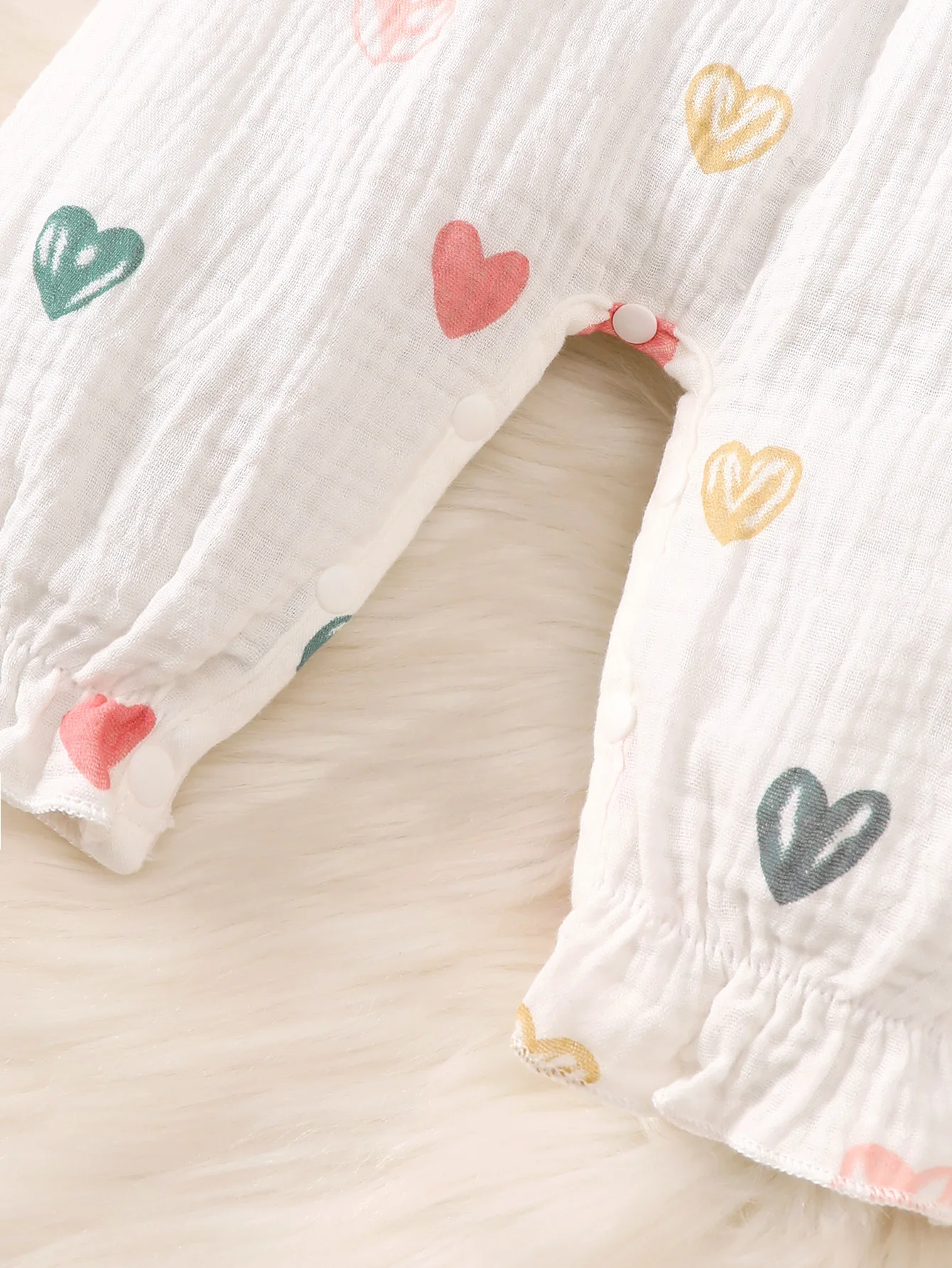 Frühlings- und Herbststil, süßer Baby-Mädchen-Overall mit langen Ärmeln, mit niedlichem Herz-Print-Muster, süßer Schleifendekoration auf der Brust, Outdoor-Strampler für Neugeborene, Baby-Mädchen-Overall. – Detail 8