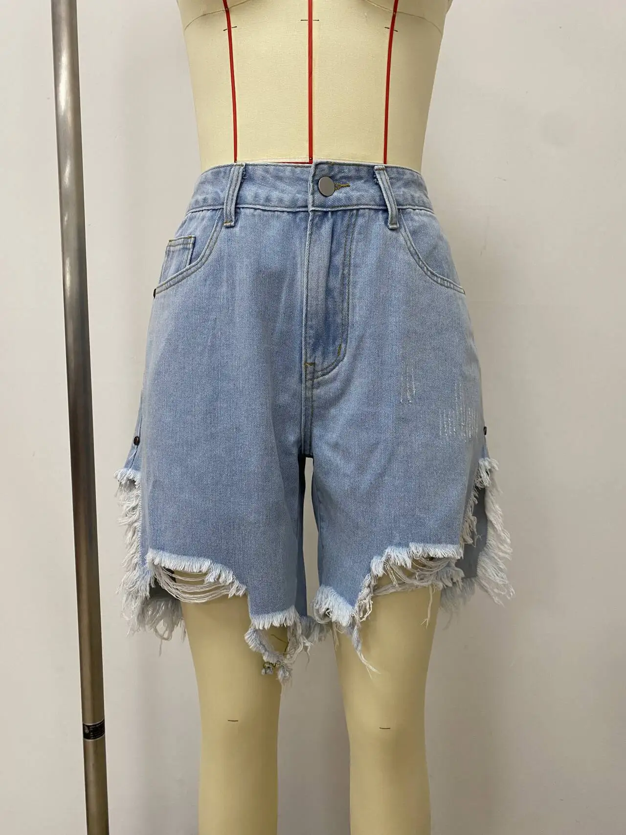 2025 verão novo estilo europeu e americano moda franjas design shorts jeans. Shorts jeans soltos rasgados lavados casuais femininos