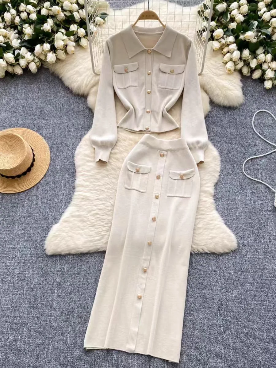 

Осень-зима 2024, высококачественный стиль, элегантный универсальный вязаный топ с металлической пряжкой и лацканами + облегающий костюм с юбкой на бедрах