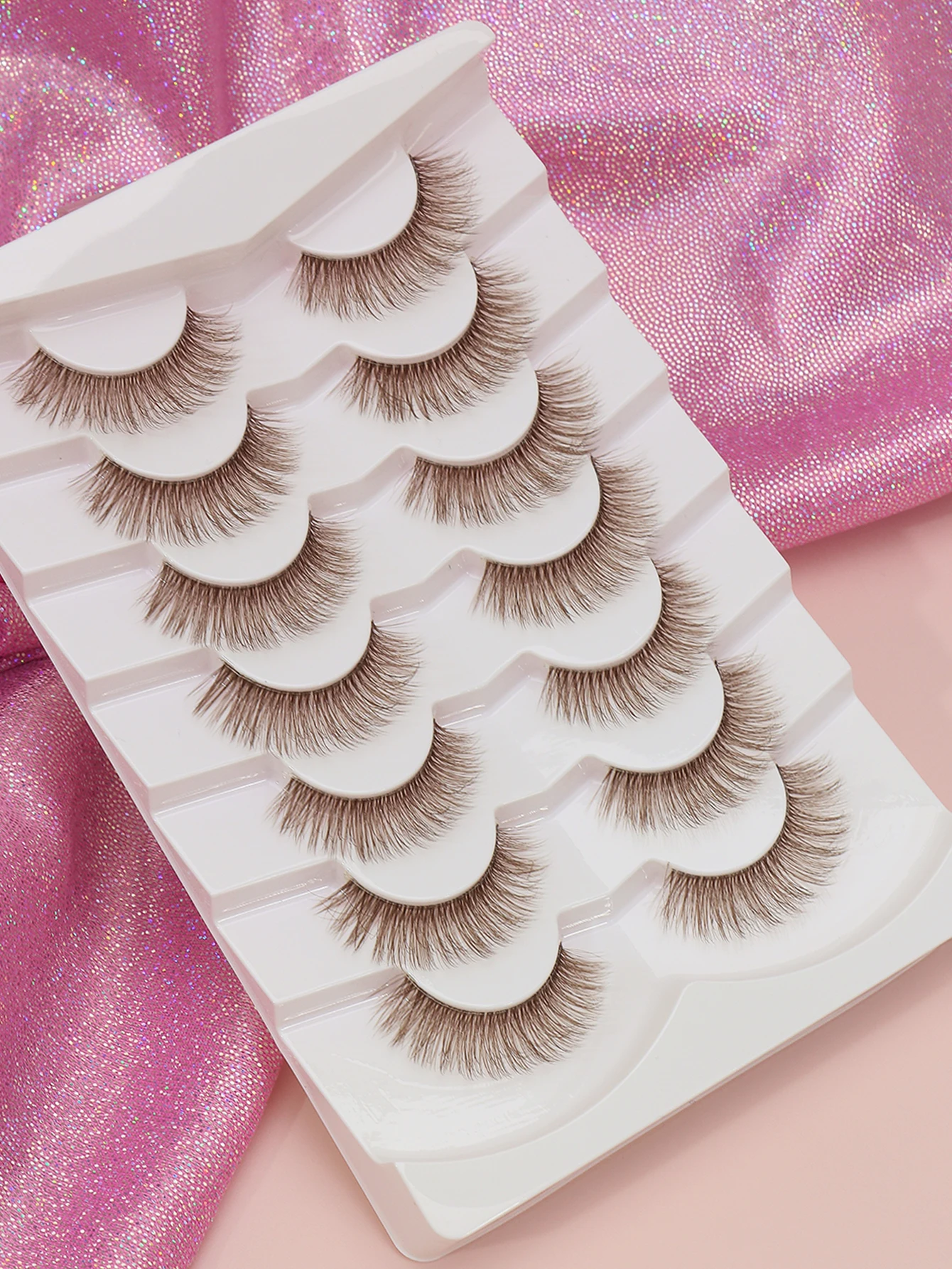 7 paia di ciglia marroni; comodo e bellissimo effetto da indossare; stile arricciatura naturale verso l'alto.