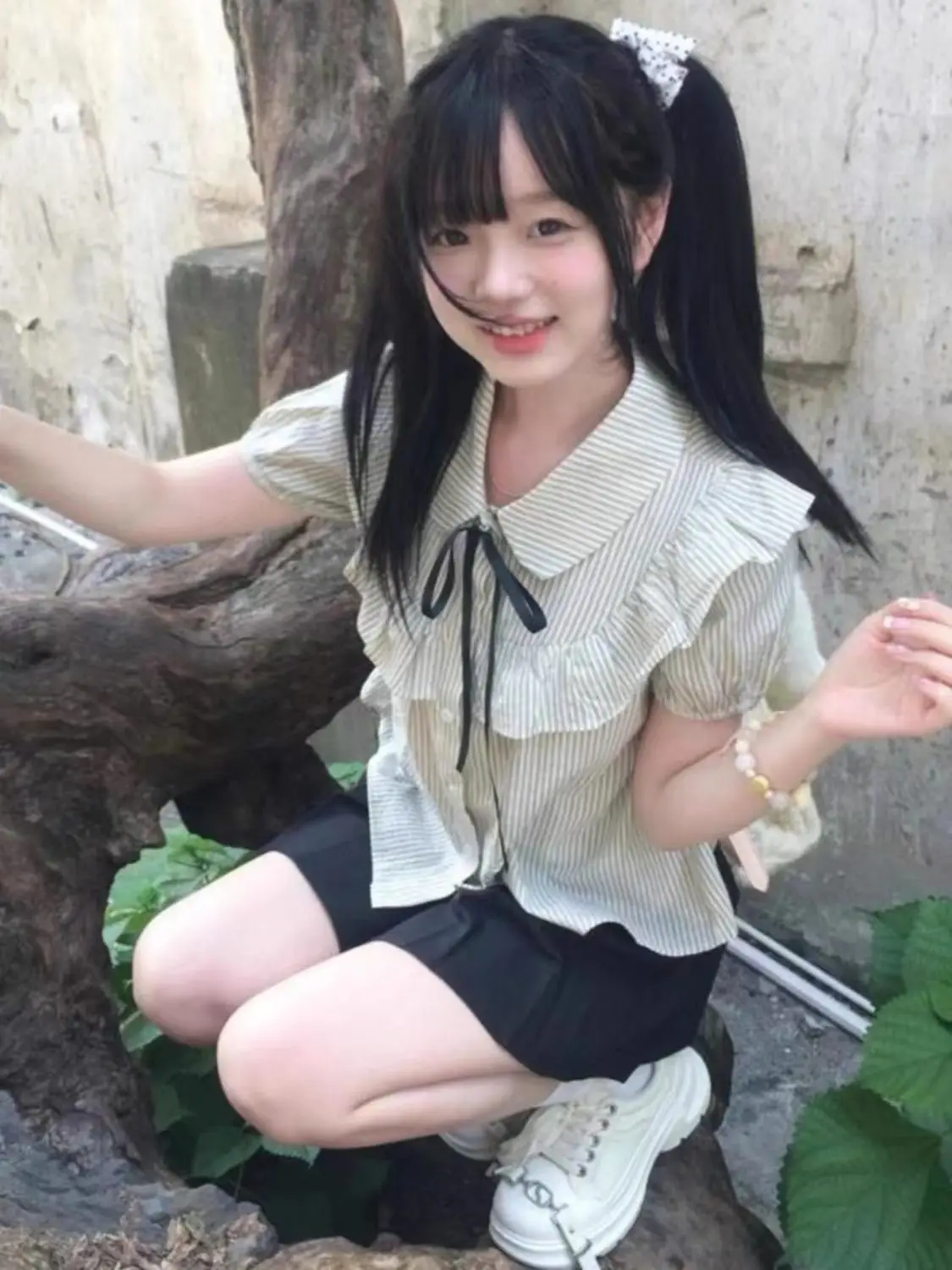 Het zomernieuwe gestreepte shirt met korte mouwen en korte rok uit 2025, een lief meisje