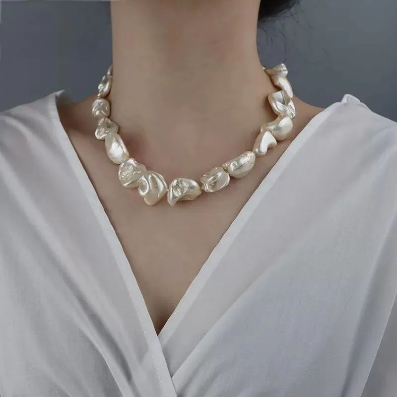 

Gomggsale Vintage alien pearl necklace