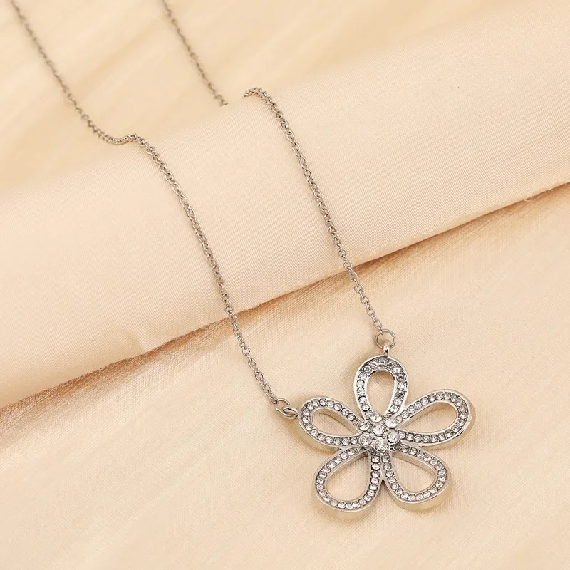 

2025 Five-petaled flower necklace female sunflower collarbone chain