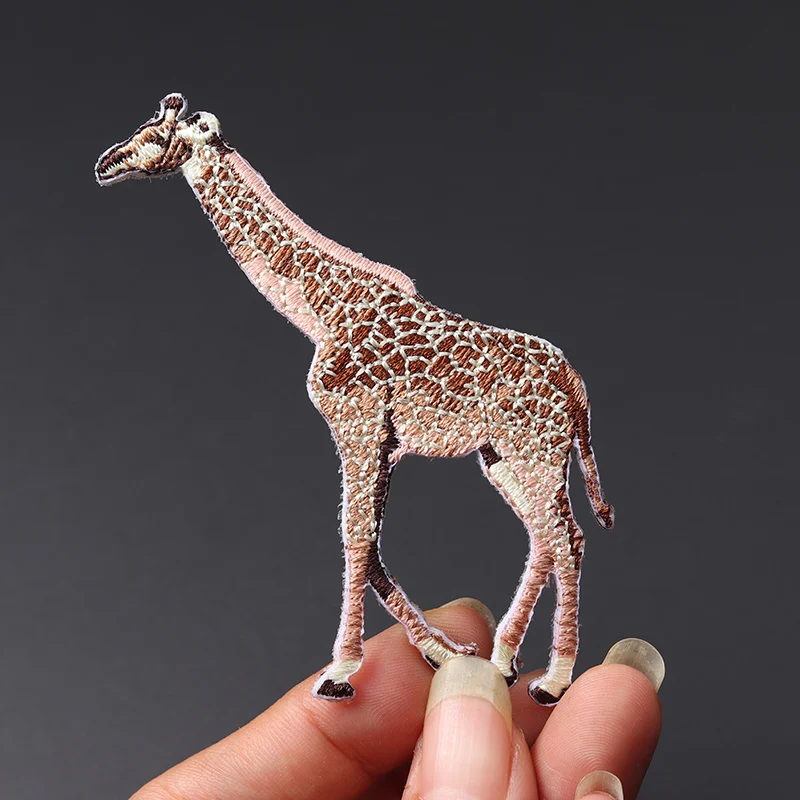 Cute animal giraffe size: 7.5x7cm Patches badge Iron On Coat Eagle Embroidery Children\'s birthday gift clothing decoration