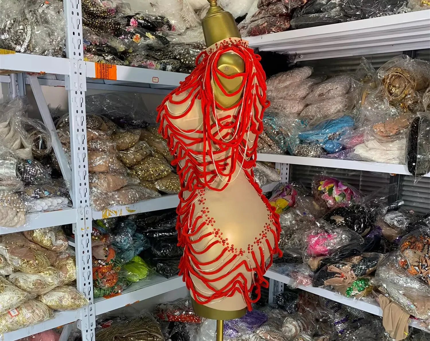 Costumi di scena di design di lusso da donna Cinturino in peluche Perline Nappa Maglia aderente Mini abito Occasioni speciali Abito da festival musicale