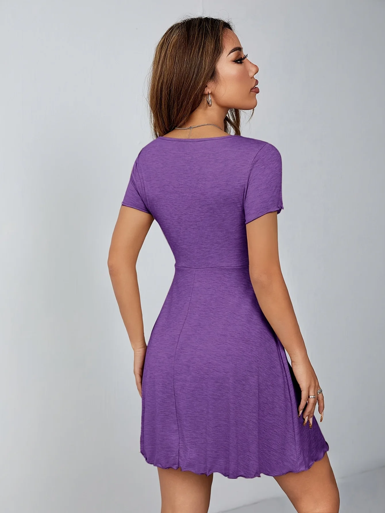 Sommerkleid für Damen mit V-Ausschnitt im Pure Desire Stil, Schleifendetail, Französischer Slim-Fit, Elegantes Design mit Taillenbindung – Detail 15