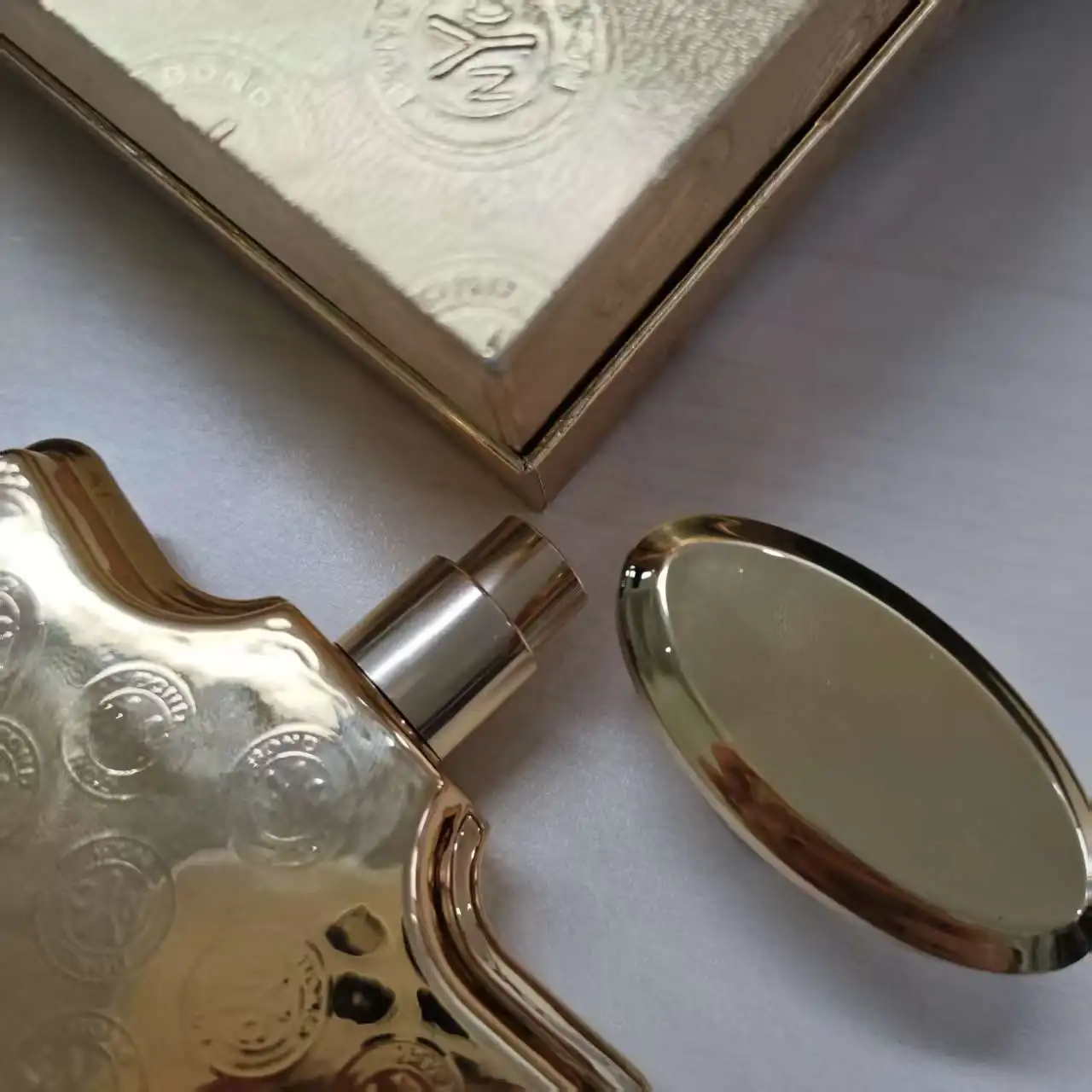 

N'YC gold-plated mirror bottle reflects luxurious light, with a rich and layered aroma, making it the perfect gift