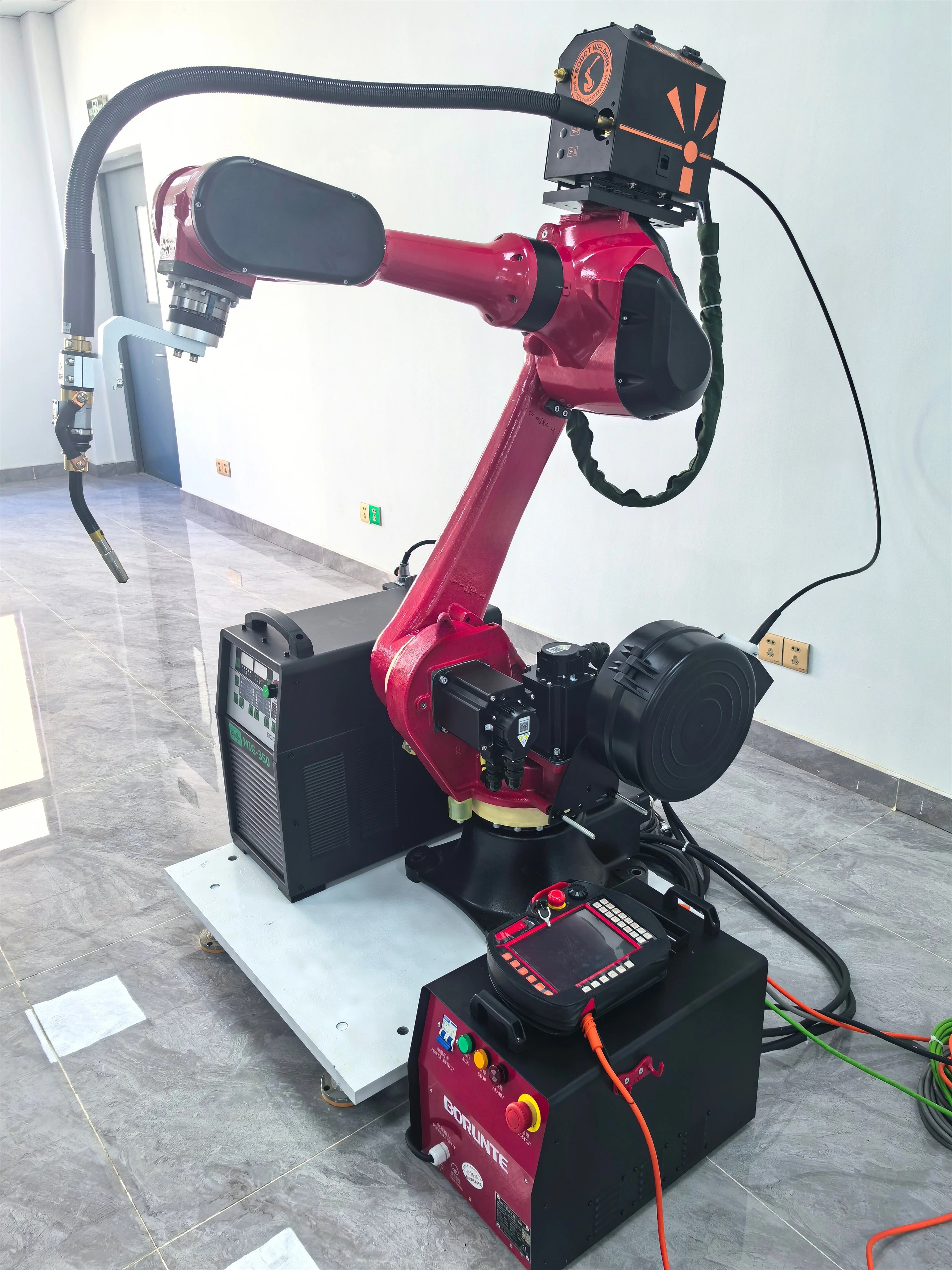 The Six-axis Multi-functional Welding Robot with an Arm Span of 1.85 Meters Is Equipped with a Welding Process Package