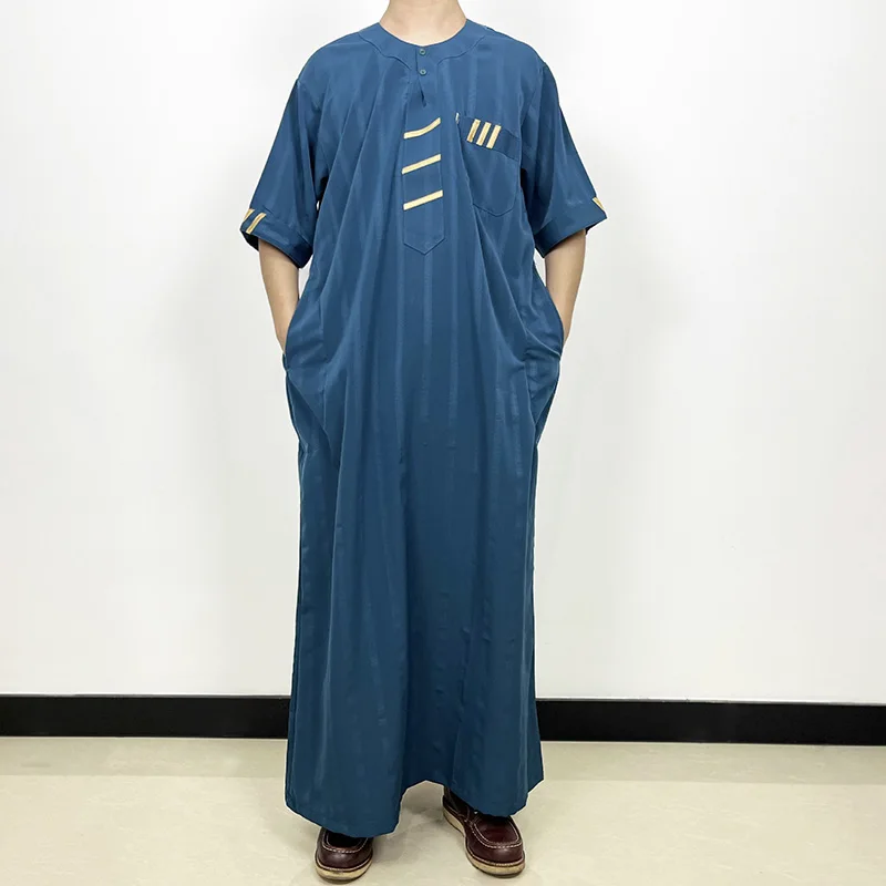 2024 muslimische Männer gestreifte Polyester kurz ärmel ige arabische Robe bestickte Taschen Herren nah östlichen Kleidung Farbe Khaki