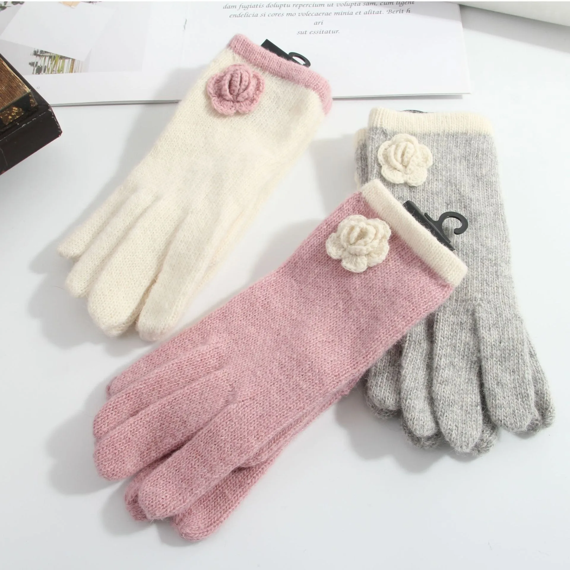 New Women Winter Knitting Flower Bow Printing Plush Soft Five Finger Gloves Women Outdoor Warm Gloves Pink Colors Gloves