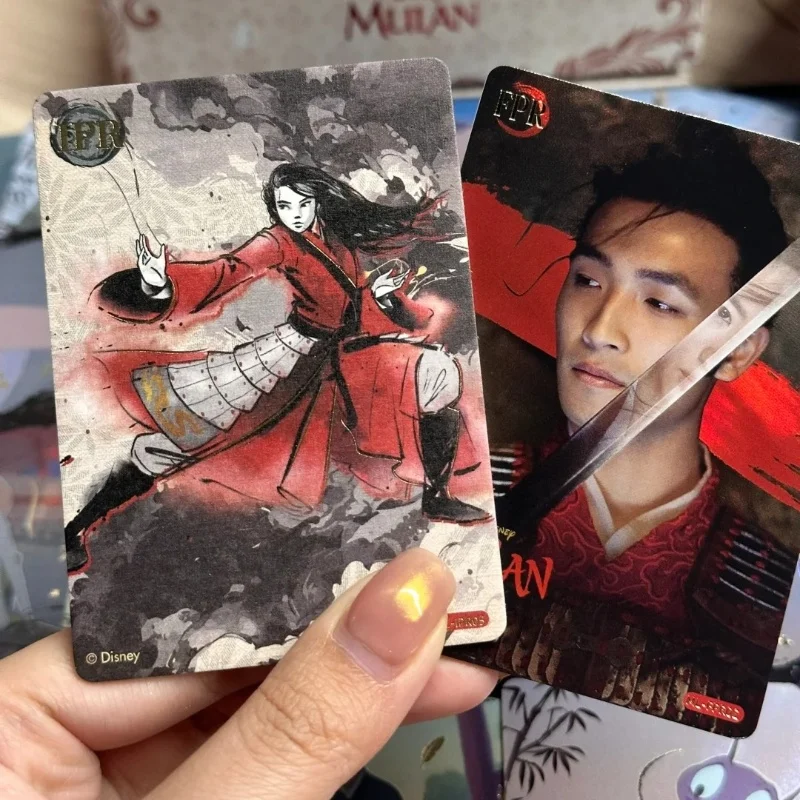 صندوق أعمى لبطاقات الرسوم المتحركة المعتمد من Disney Mulan - مفاجأة غامضة عصرية قابلة للجمع لمحبي الألعاب