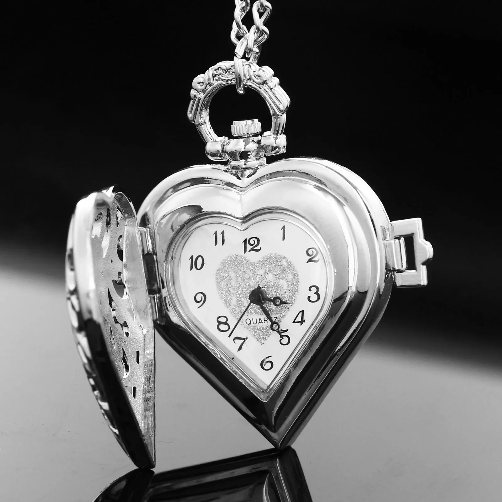 Exquisite Hollow Heart Design Pocket Watch Chain Steampunk Clock Vintage Necklace Pendant Jewelry Necklace Watch Men Women Gift