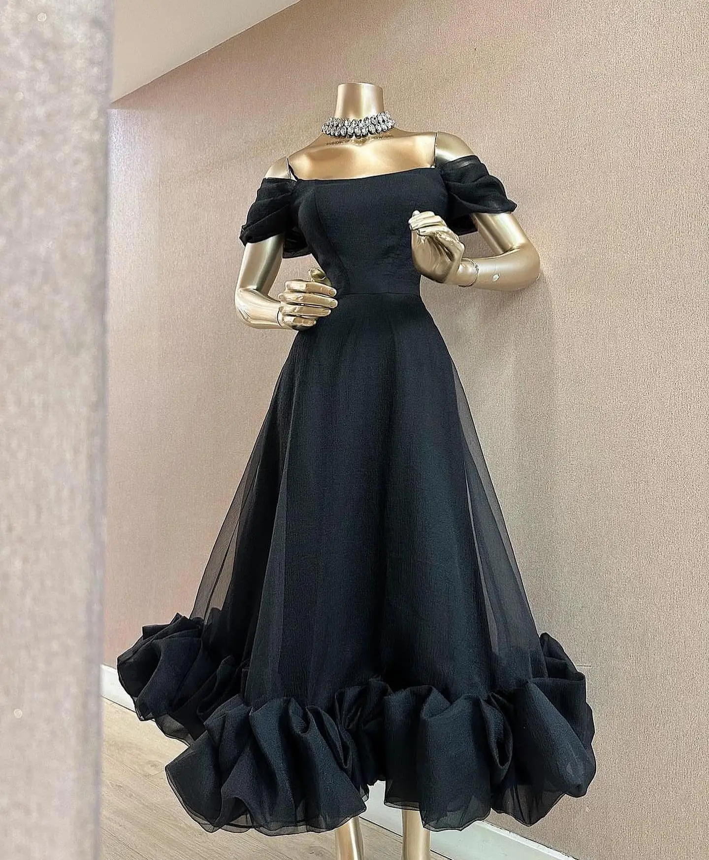 

Customized Classic Tulle A-Line Off the Shoulder Ruffles Evening Dress High Quality Boat Neck Short Sleeves Celebrity Gowns