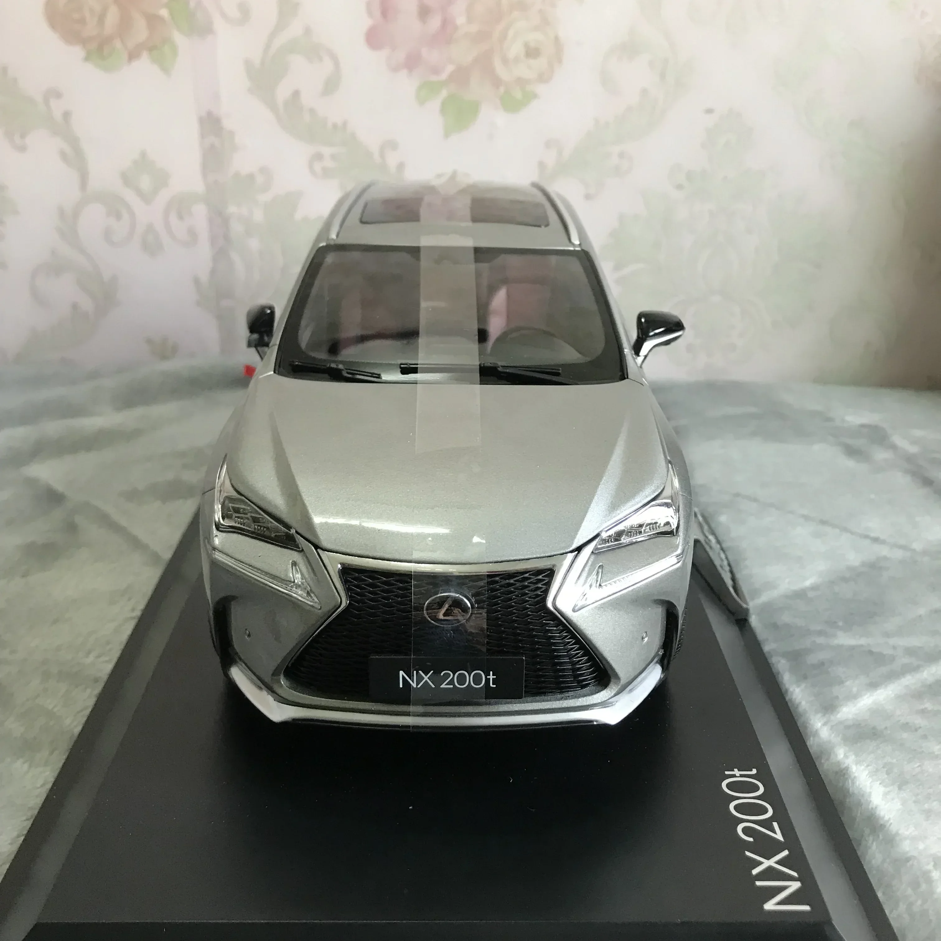 

1:18 Scale NX200t Metal Diecast Model Car collection Decoration Boys Gifts